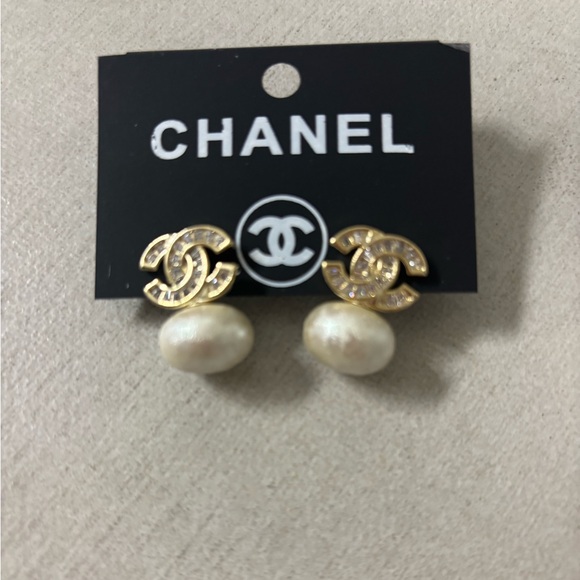 Chanel Elegant Gold and Cream Pearl Earrings - Picture 3 of 4